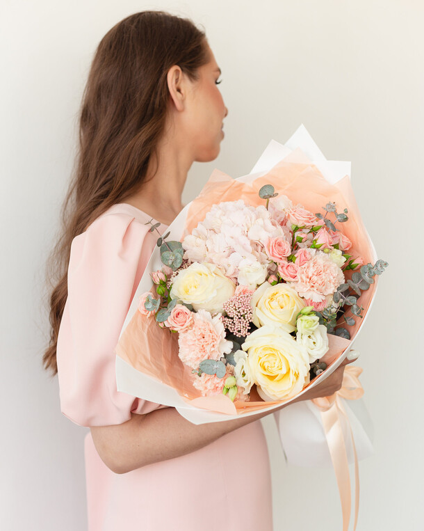 Нежный букет с гортензией и розами, артикул F1385778 - 7440 рублей, доставка по городу. Flawery - доставка цветов