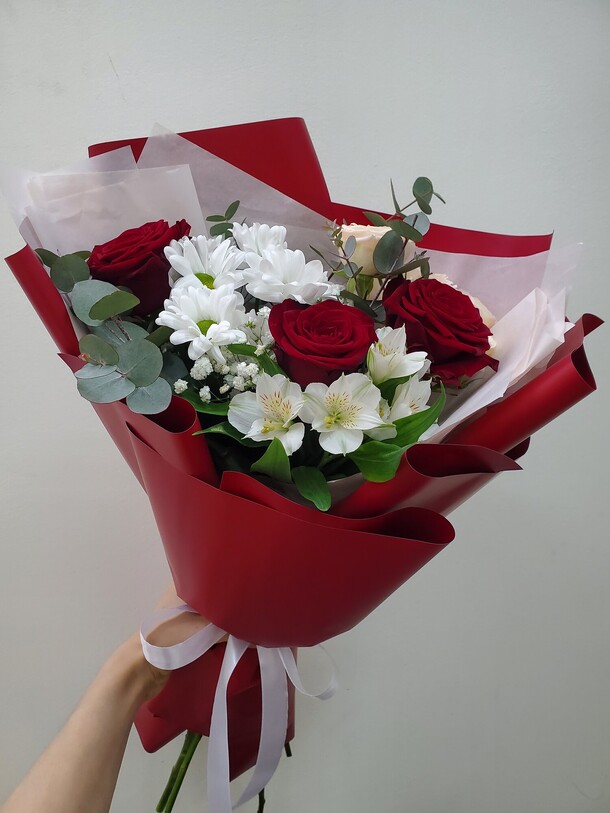 Букет с красными розами сборный, артикул F1386125 - 3970 рублей, доставка по городу. Flawery - доставка цветов
