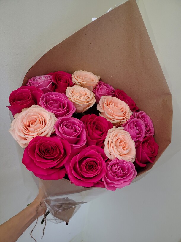 19 роз микс с оформлением, артикул F1386300 - 9250 рублей, доставка по городу. Flawery - доставка цветов