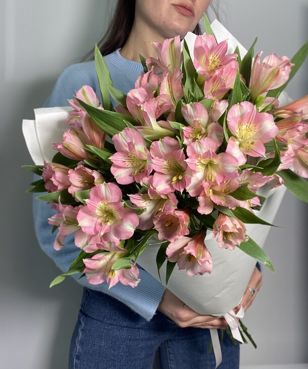 Букет розовых альстромерий, артикул F1245747 - 3500 рублей, доставка по городу. Flawery - доставка цветов