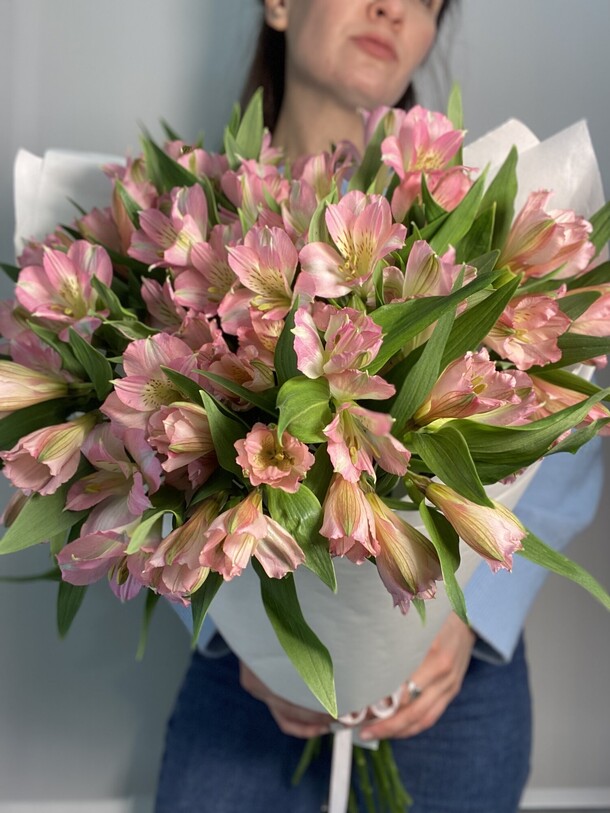 Букет альстромерий, артикул F1245749 - 4950 рублей, доставка по городу. Flawery - доставка цветов