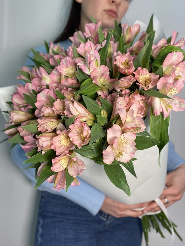 Букет розовых альстромерий, артикул F1245751 - 5800 рублей, доставка по городу. Flawery - доставка цветов