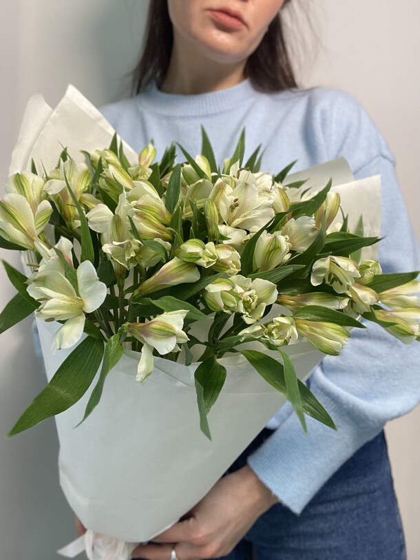 Букет белых альстромерий, артикул F1245755 - 4950 рублей, доставка по городу. Flawery - доставка цветов
