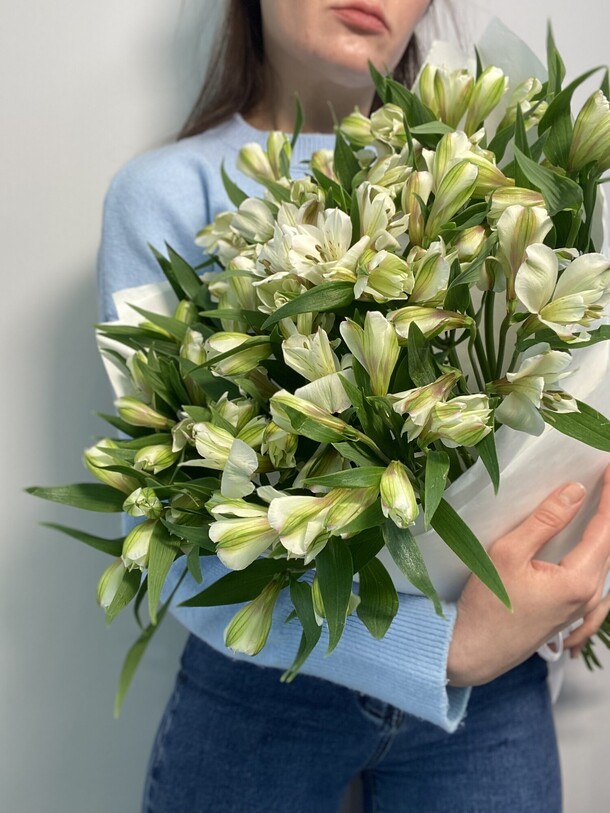 Букет белых альстромерий, артикул F1245757 - 5800 рублей, доставка по городу. Flawery - доставка цветов