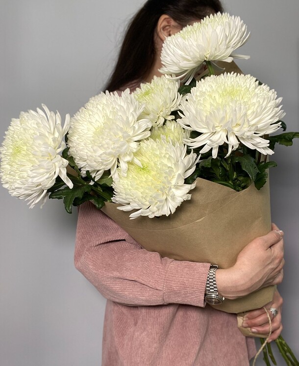 Букет объемных хризантем, артикул F1247340 - 5500 рублей, доставка по городу. Flawery - доставка цветов