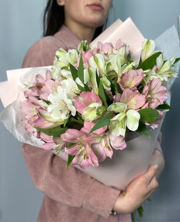 Букет нежных альстромерий, артикул F1247341 - 3650 рублей, доставка по городу. Flawery - доставка цветов