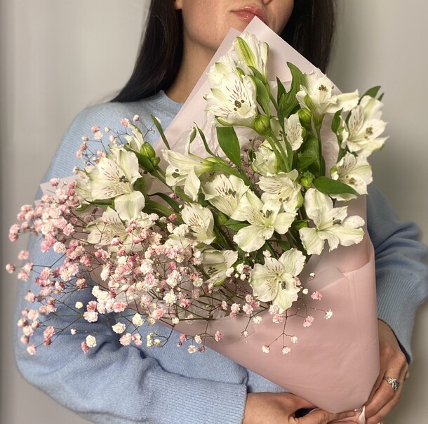 Букет альстромерии с гипсофилой, артикул F1250157 - 3700 рублей, доставка по городу. Flawery - доставка цветов