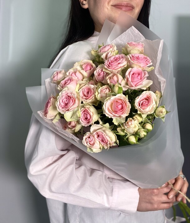 Букет нежных кустовых роз, артикул F1275165 - 3900 рублей, доставка по городу. Flawery - доставка цветов