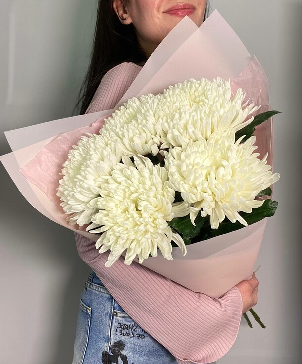Букет крупных хризантем, артикул F1277647 - 4100 рублей, доставка по городу. Flawery - доставка цветов