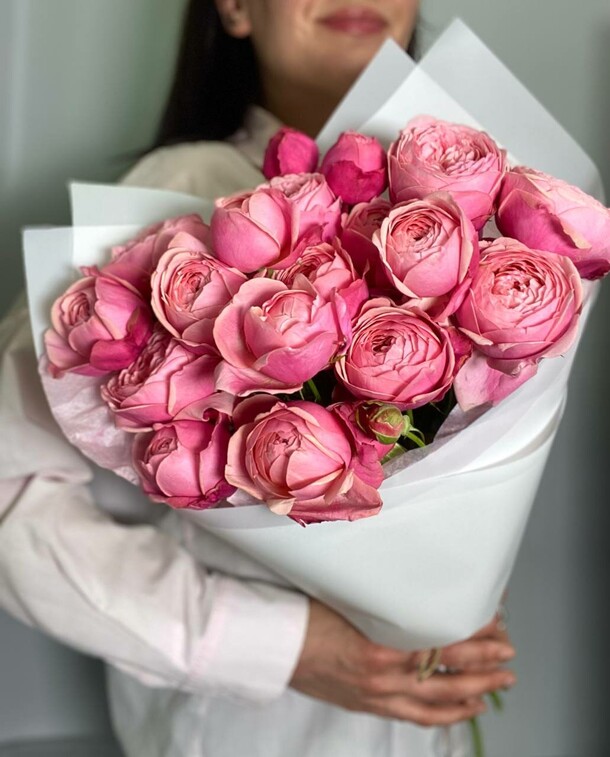 Букет кустовых пионовидных роз, артикул F1280205 - 3950 рублей, доставка по городу. Flawery - доставка цветов