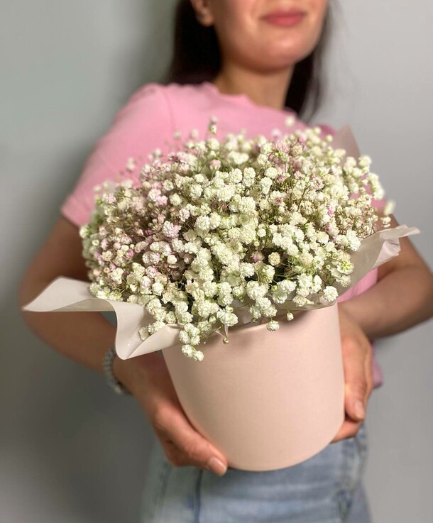 Гипсофила в шляпной коробке, артикул F1312210 - 3200 рублей, доставка по городу. Flawery - доставка цветов