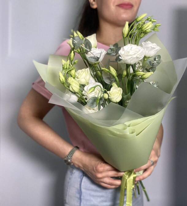 Букет белой эустомы с эвкалиптом, артикул F1321650 - 3500 рублей, доставка по городу. Flawery - доставка цветов