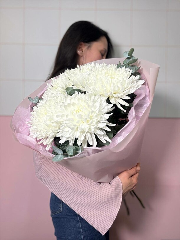 Букет сортовых хризантем с веточками эвкалипта, артикул F1345057 - 4800 рублей, доставка по городу. Flawery - доставка цветов