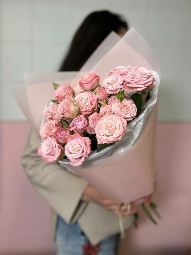 Букет кустовых пионовидных роз, артикул F1366133 - 3900 рублей, доставка по городу. Flawery - доставка цветов