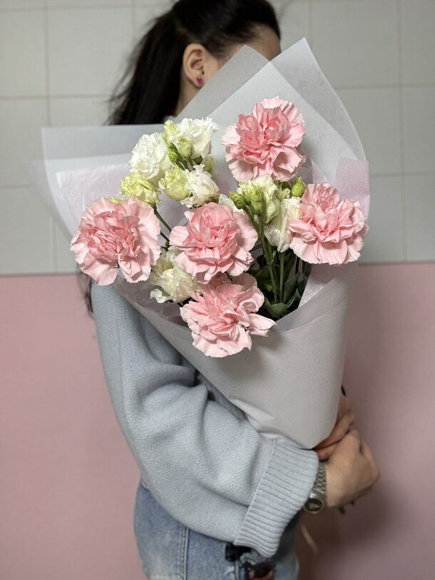 Букет диантусов и эустомы, артикул F1406690 - 3500 рублей, доставка по городу. Flawery - доставка цветов