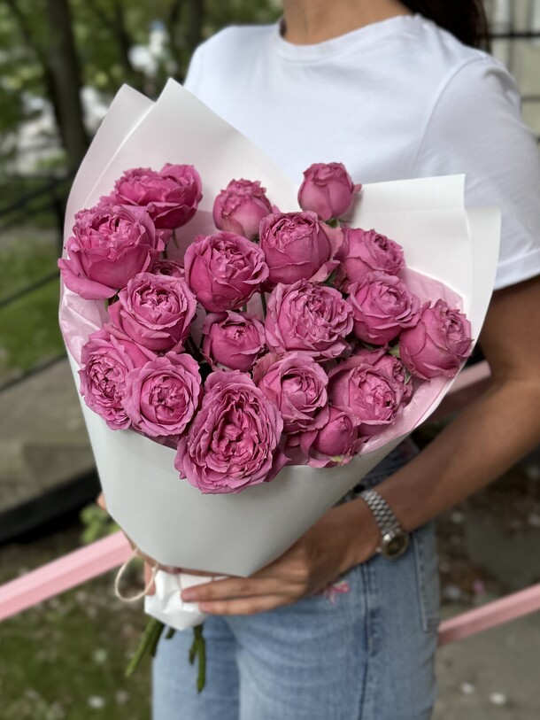 Букет пионовидных кустовых роз, артикул F1456818 - 3950 рублей, доставка по городу. Flawery - доставка цветов