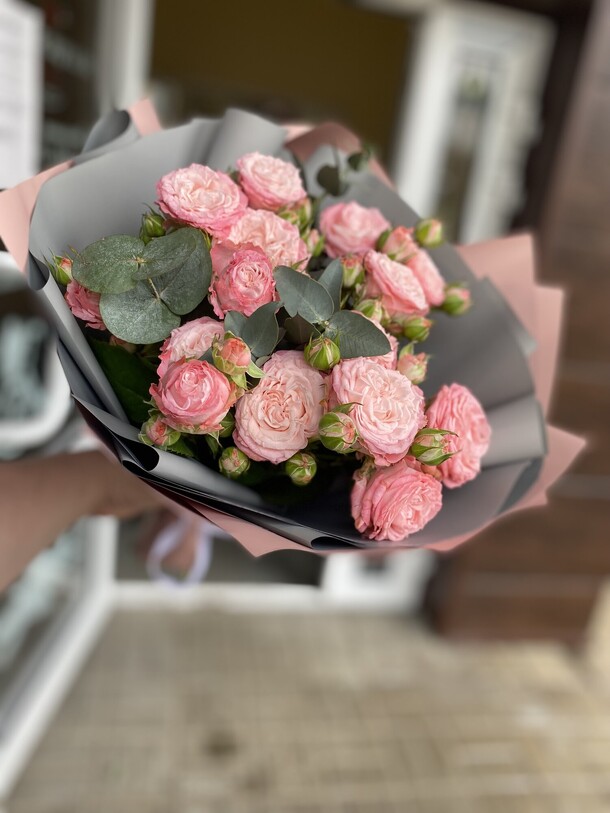 Пионовидная кустовая роза с эвкалиптом, артикул F1305986 - 4200 рублей, доставка по городу. Flawery - доставка цветов