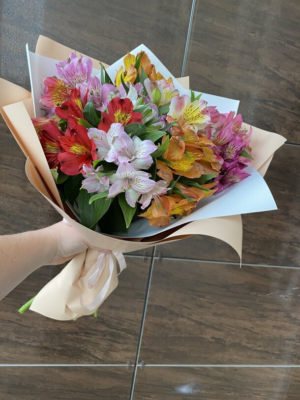 Альстромерия микс, артикул F1343348 - 3500 рублей, доставка по городу. Flawery - доставка цветов