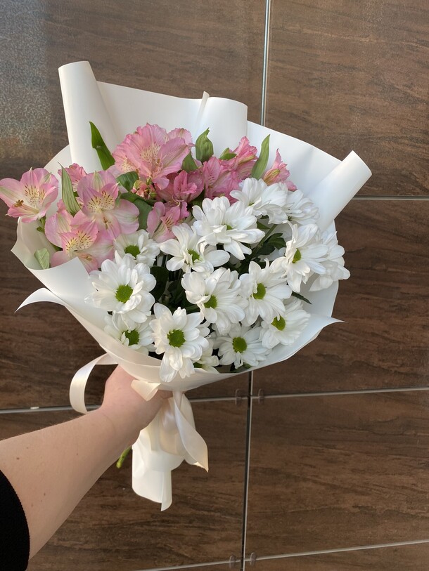 Букет из хризантемы и альстромерии, артикул F1368404 - 1900 рублей, доставка по городу. Flawery - доставка цветов