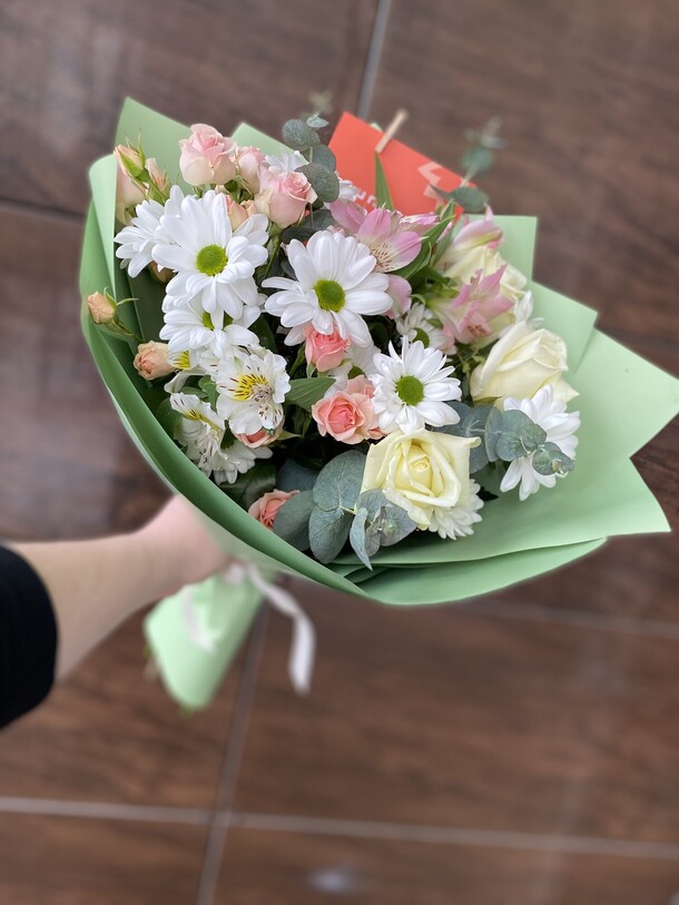Сборный букет, артикул F1368408 - 3900 рублей, доставка по городу. Flawery - доставка цветов