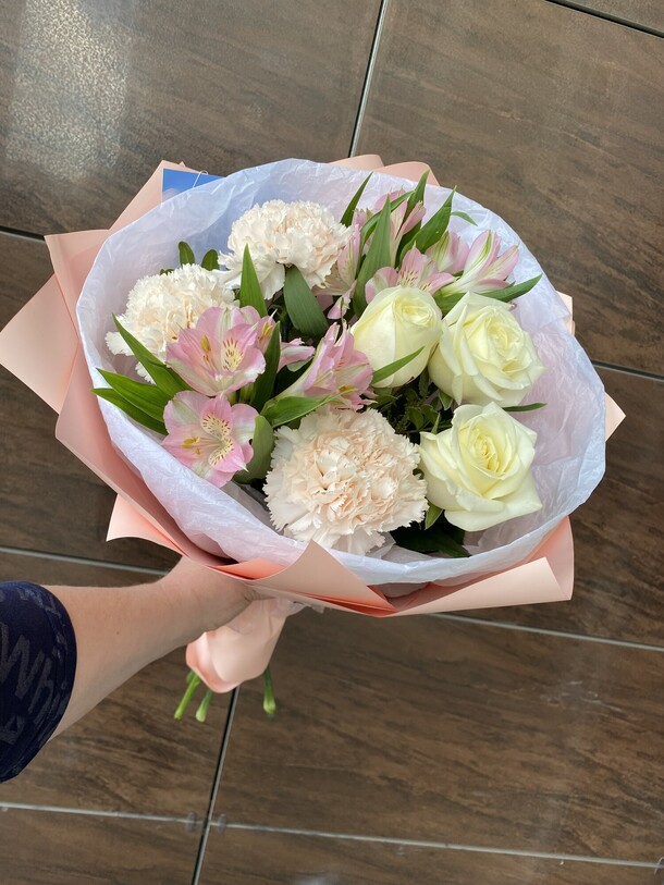 Букет из роз, диантусов и альстромерии, артикул F1368409 - 2500 рублей, доставка по городу. Flawery - доставка цветов