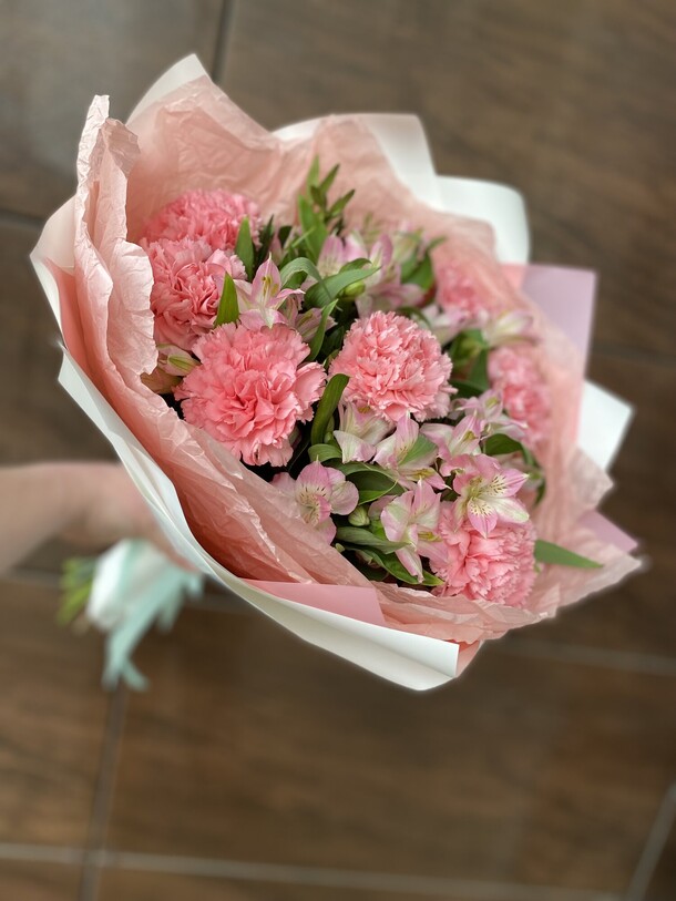 Стойкий букет из альстромерии и диантусоа, артикул F1371261 - 3100 рублей, доставка по городу. Flawery - доставка цветов