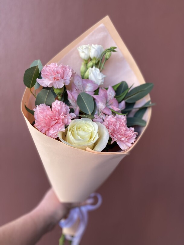 Букет комплимент, артикул F1415737 - 1800 рублей, доставка по городу. Flawery - доставка цветов