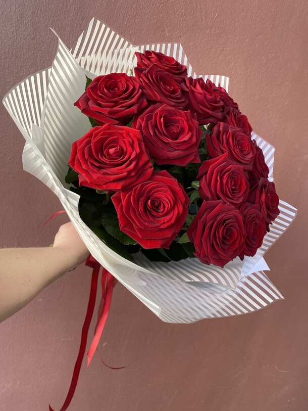 Красная роза в белом, артикул F1419828 - 6900 рублей, доставка по городу. Flawery - доставка цветов