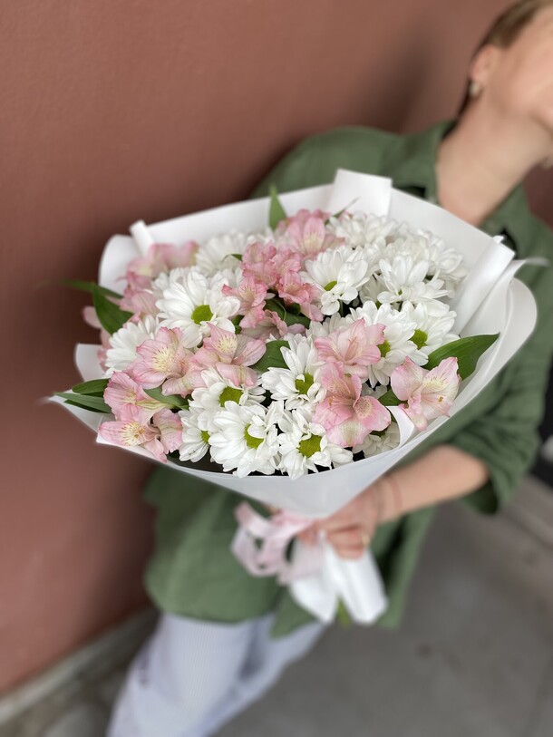 Стойкий микс альстромерии и хризантемы, артикул F1425423 - 4300 рублей, доставка по городу. Flawery - доставка цветов