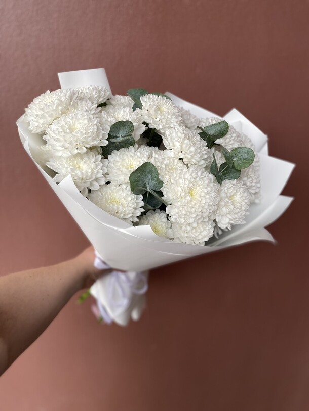 Хризантемы с эвкалиптом, артикул F1451736 - 3000 рублей, доставка по городу. Flawery - доставка цветов