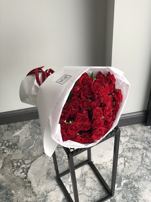 Монобукет из кустовой розы, артикул F1246209 - 3990 рублей, доставка по городу. Flawery - доставка цветов