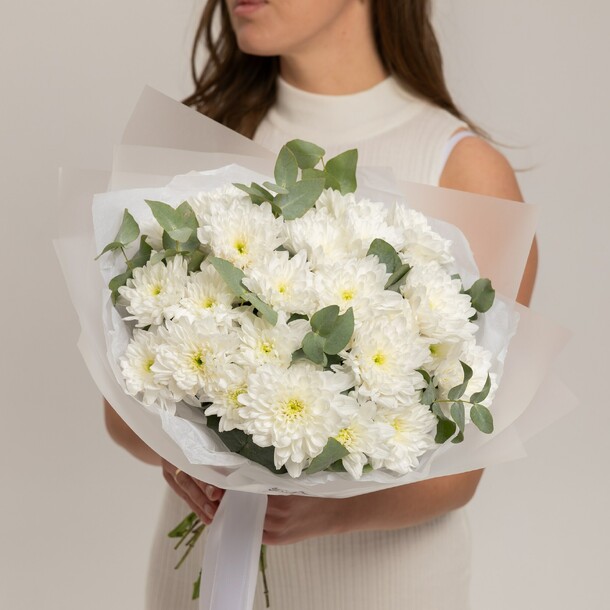 Букет из хризантем с эвкалиптом, артикул F1520185 - 1990 рублей, доставка по городу. Flawery - доставка цветов