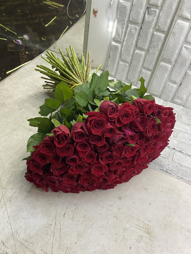 101 из красных роз, артикул F1071929 - 27798 рублей, доставка по городу. Flawery - доставка цветов