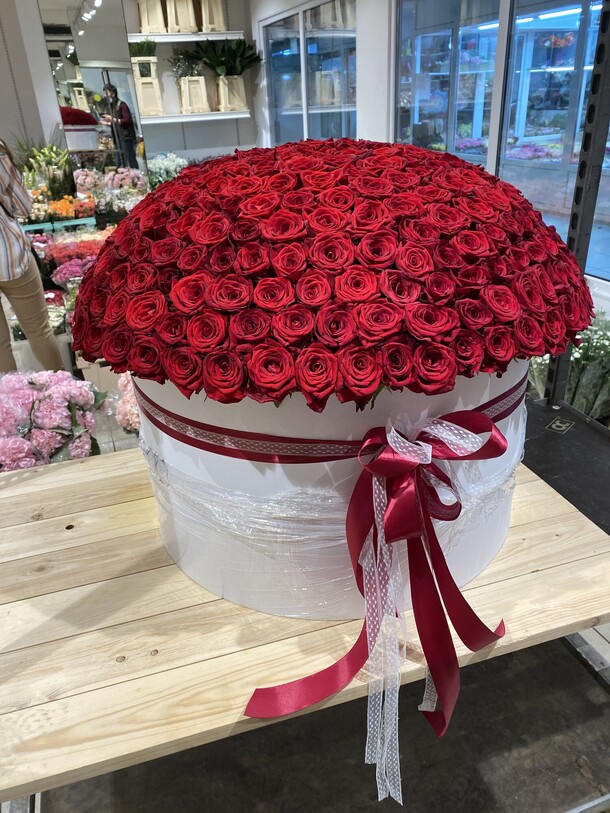 Бордовые розы в огромной шляпной коробке, артикул F1072776 - 112697 рублей, доставка по городу. Flawery - доставка цветов