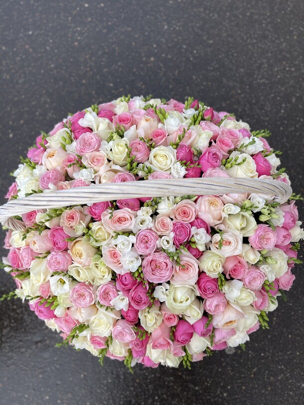 Корзина с пионовидными розами, артикул F1080273 - 112697 рублей, доставка по городу. Flawery - доставка цветов