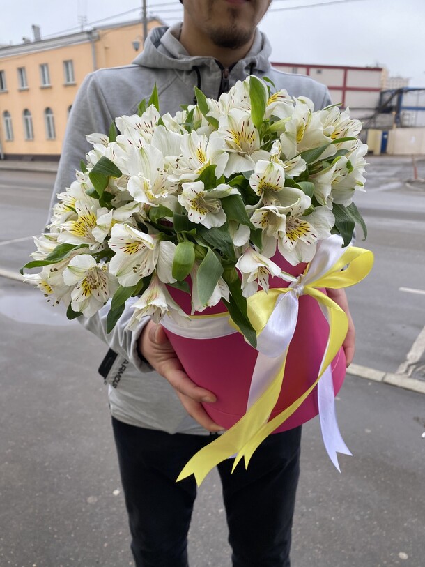 Альстромерии в коробке, артикул F108632 - 6000 рублей, доставка по городу. Flawery - доставка цветов