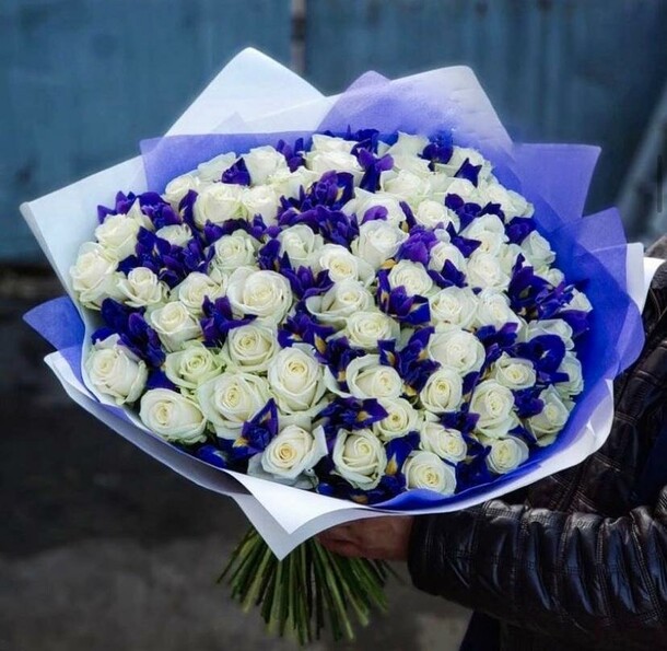 Белые розы с ирисами, артикул F1088655 - 31405 рублей, доставка по городу. Flawery - доставка цветов