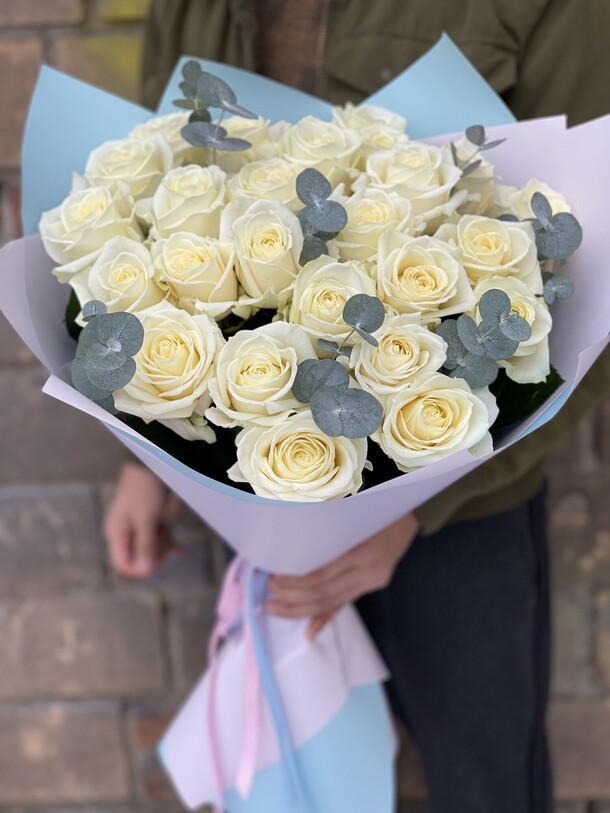 Белые розы с эвкалиптом, артикул F1096768 - 6529 рублей, доставка по городу. Flawery - доставка цветов