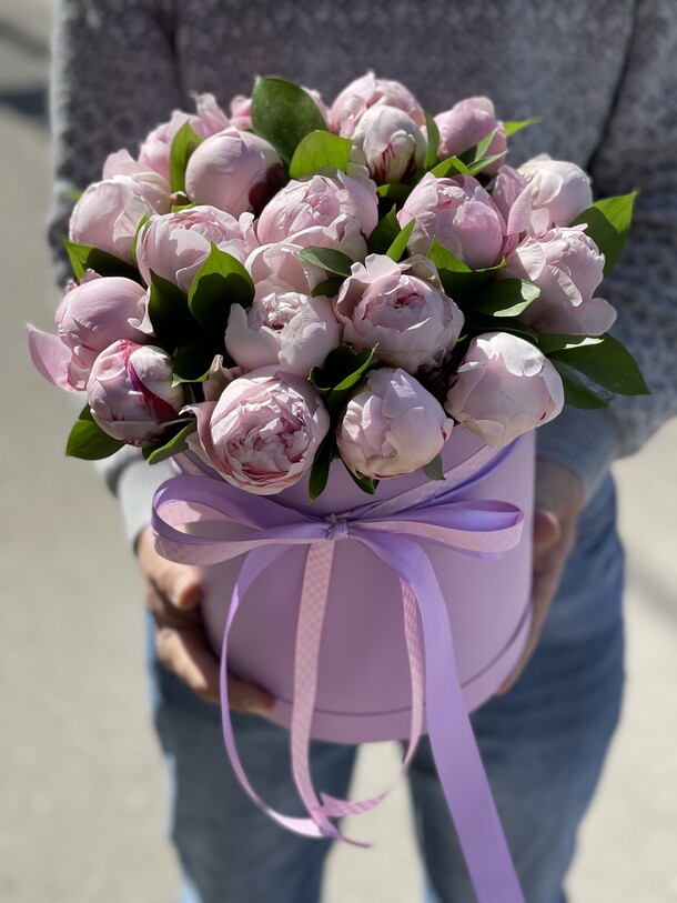 Пионы в коробке, артикул F1112765 - 24042 рублей, доставка по городу. Flawery - доставка цветов