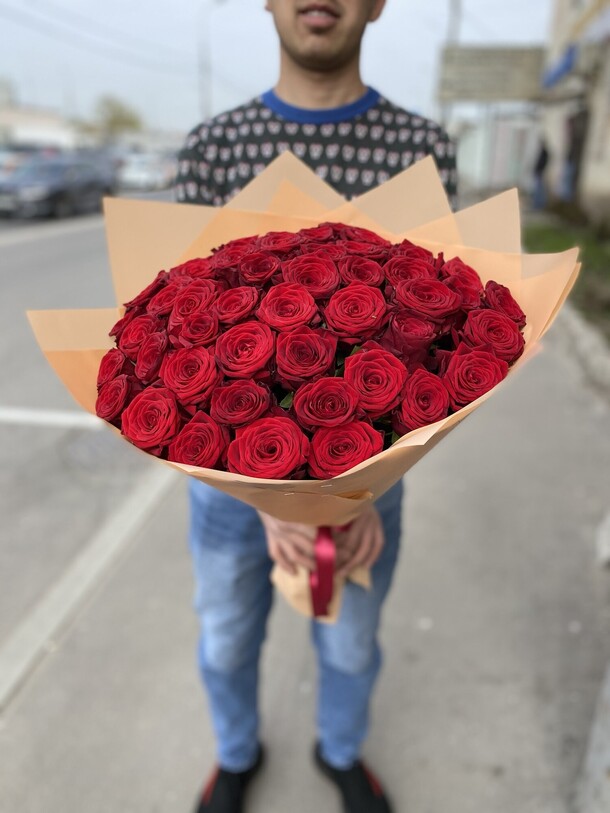 51 красная роза, артикул F1114019 - 16529 рублей, доставка по городу. Flawery - доставка цветов