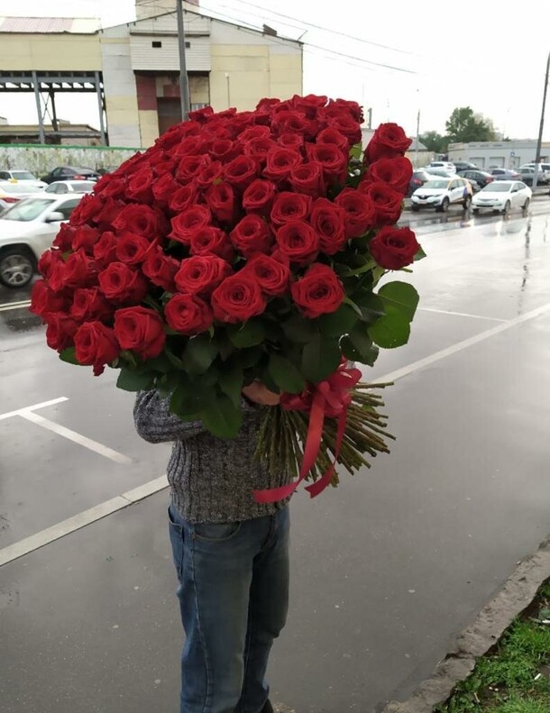 101 из бордовых роз, артикул F1117532 - 37190 рублей, доставка по городу. Flawery - доставка цветов