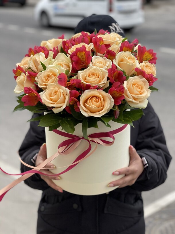 Яркий букет, артикул F1117570 - 5785 рублей, доставка по городу. Flawery - доставка цветов