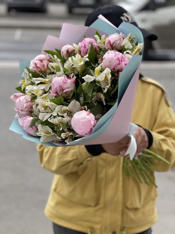 Нежный букет, артикул F1117795 - 12773 рублей, доставка по городу. Flawery - доставка цветов