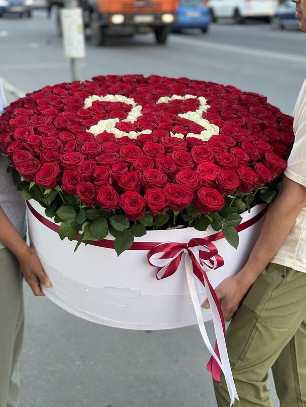 Цифры с розами в коробке, артикул F1122217 - 57851 рублей, доставка по городу. Flawery - доставка цветов