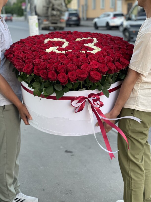 Розы в коробке «цифры», артикул F1122638 - 66115 рублей, доставка по городу. Flawery - доставка цветов