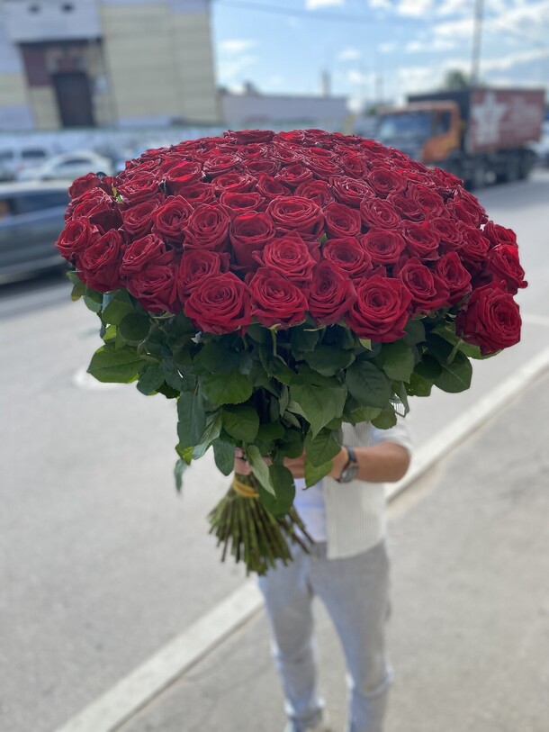 101 из красных роз, артикул F1123360 - 27798 рублей, доставка по городу. Flawery - доставка цветов