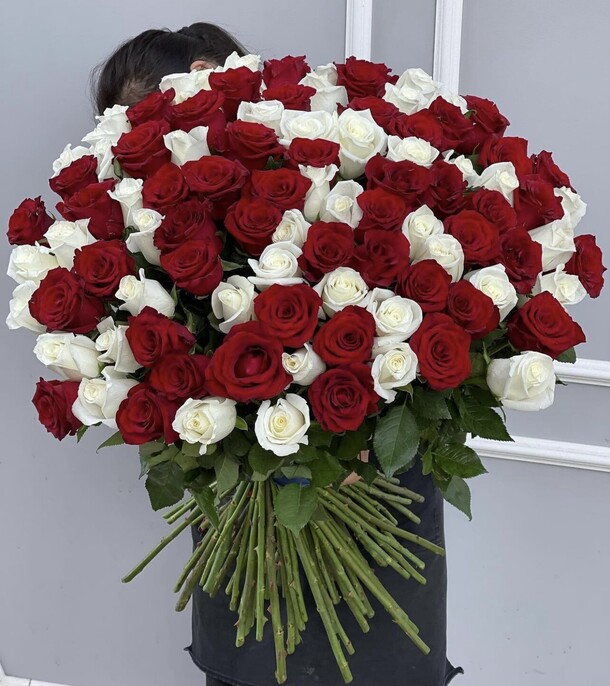 101 роза микс, артикул F1124572 - 90158 рублей, доставка по городу. Flawery - доставка цветов