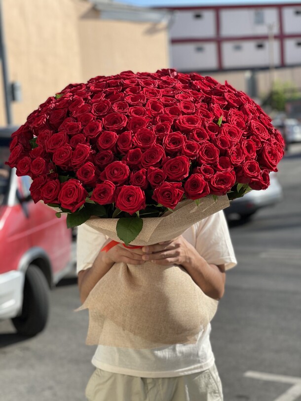 151 роза бордовая, артикул F1126083 - 48085 рублей, доставка по городу. Flawery - доставка цветов