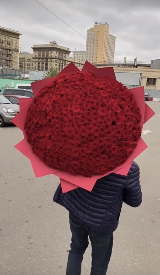 Огромный букет из бордовых роз, артикул F1127007 - 112697 рублей, доставка по городу. Flawery - доставка цветов