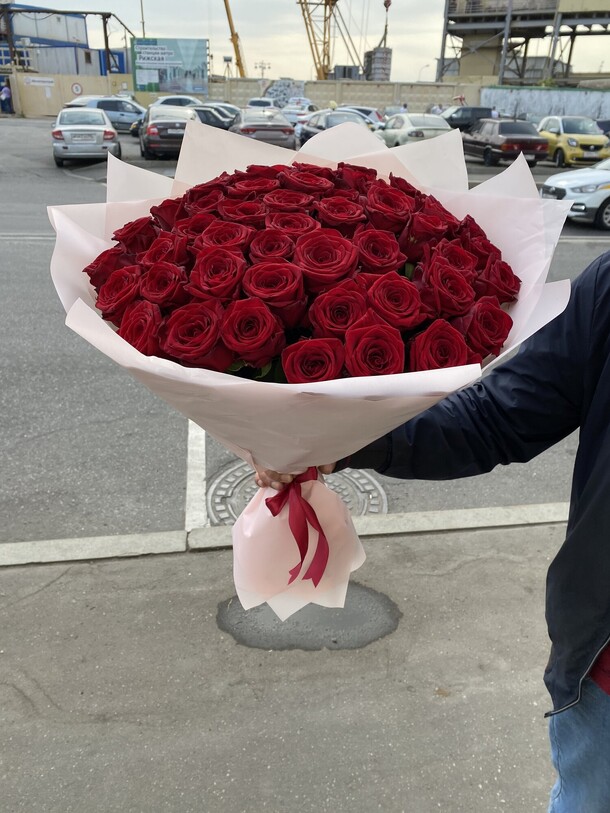 51 красная роза, артикул F1137111 - 15026 рублей, доставка по городу. Flawery - доставка цветов